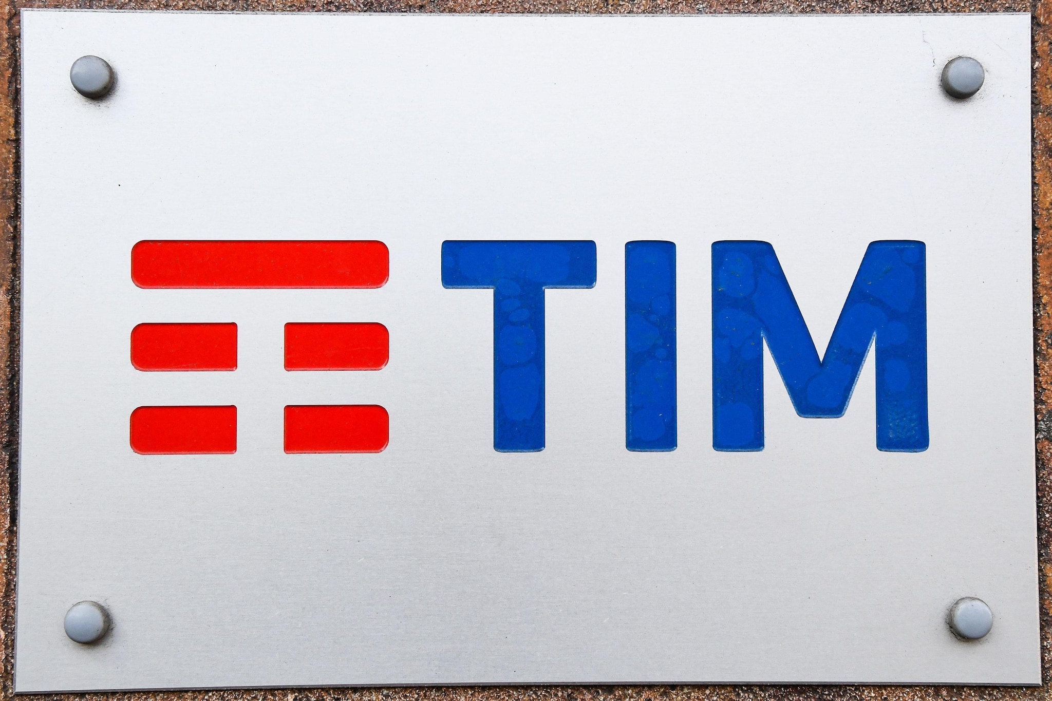 Telecom il destino della rete Tim in bilico tra spin off e Ipo